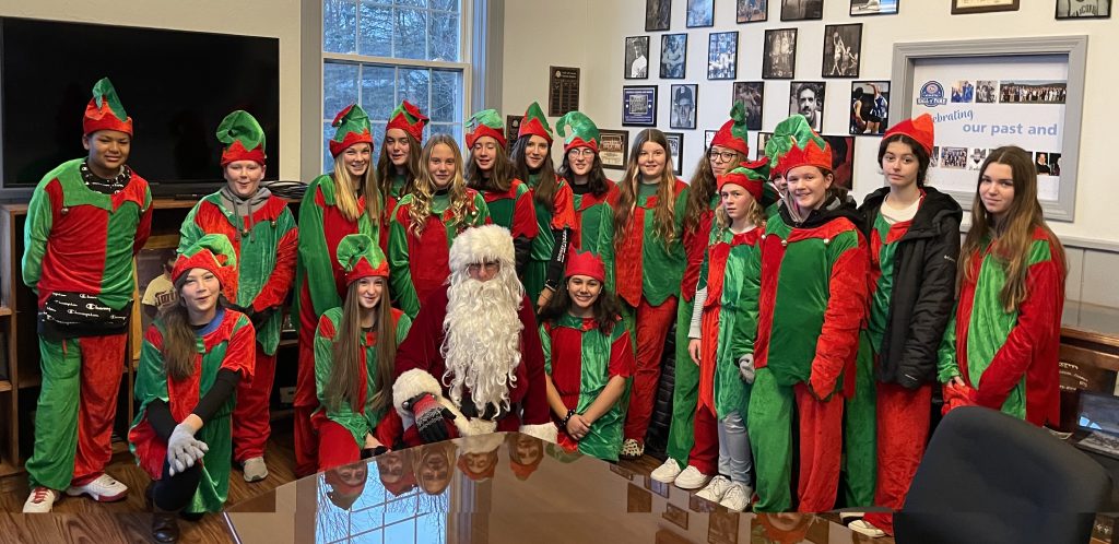 Teen Leaders club light up the holidays