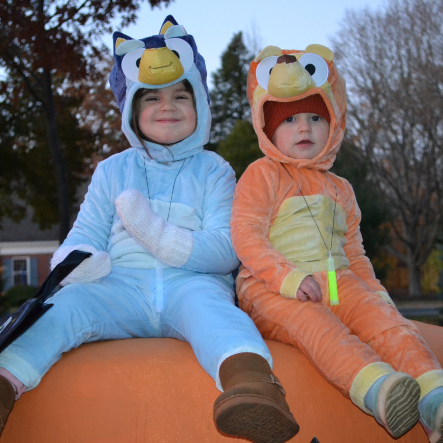 events-halloween-twokidspumkin
