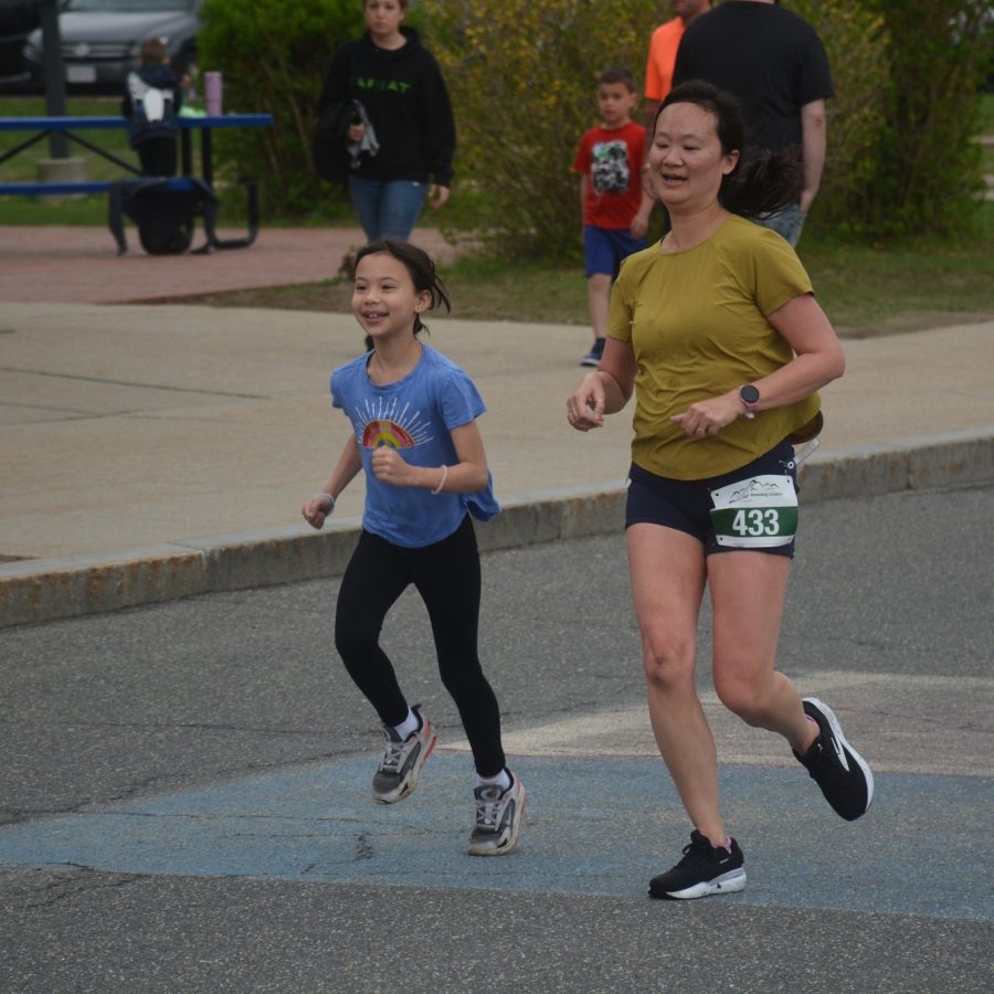 MayDay_RoadRace_AdultFinisher_MotherDaughter_FinishLine_2025_3