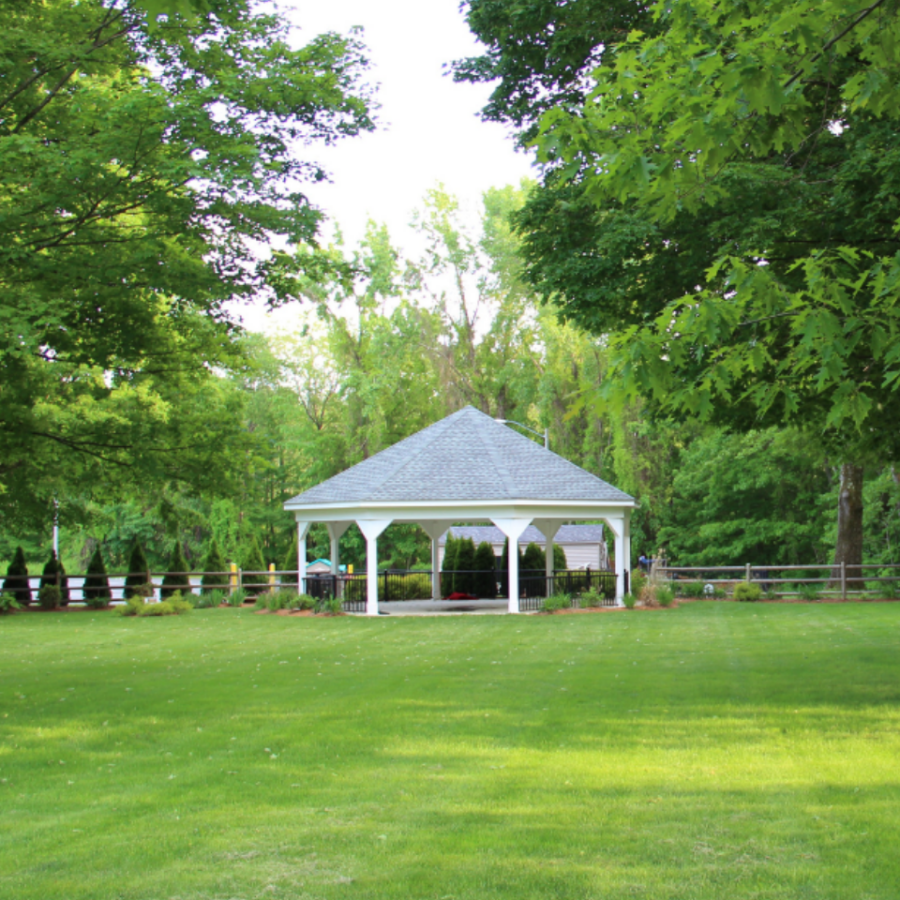 WebsiteImage_CRA_CommunityHouse_MemorialLawn_Rental_Events_Outdoors
